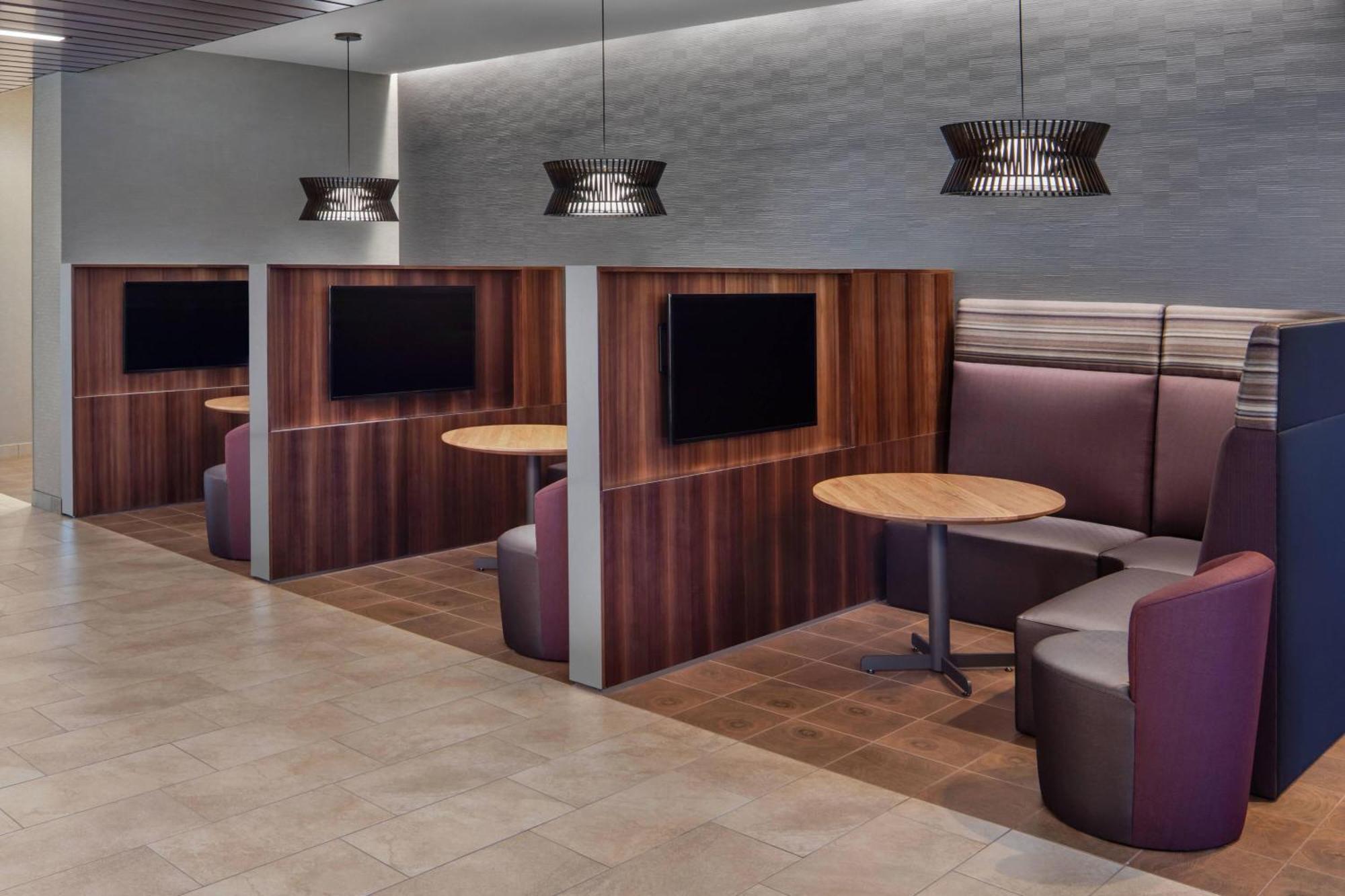 Отель Courtyard By Marriott Wayne Fairfield Экстерьер фото