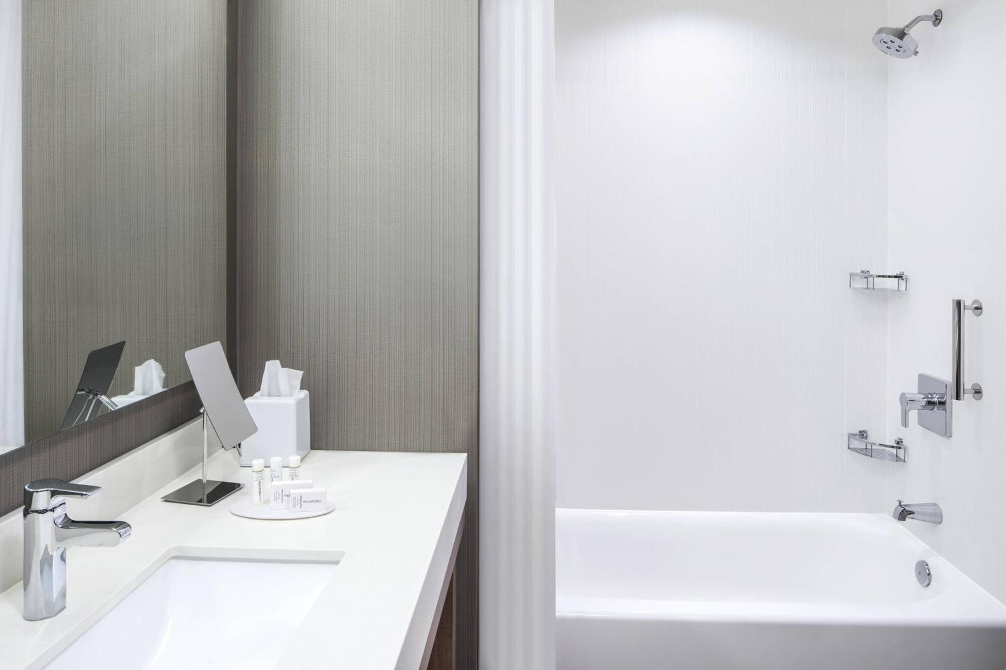 Отель Courtyard By Marriott Wayne Fairfield Экстерьер фото