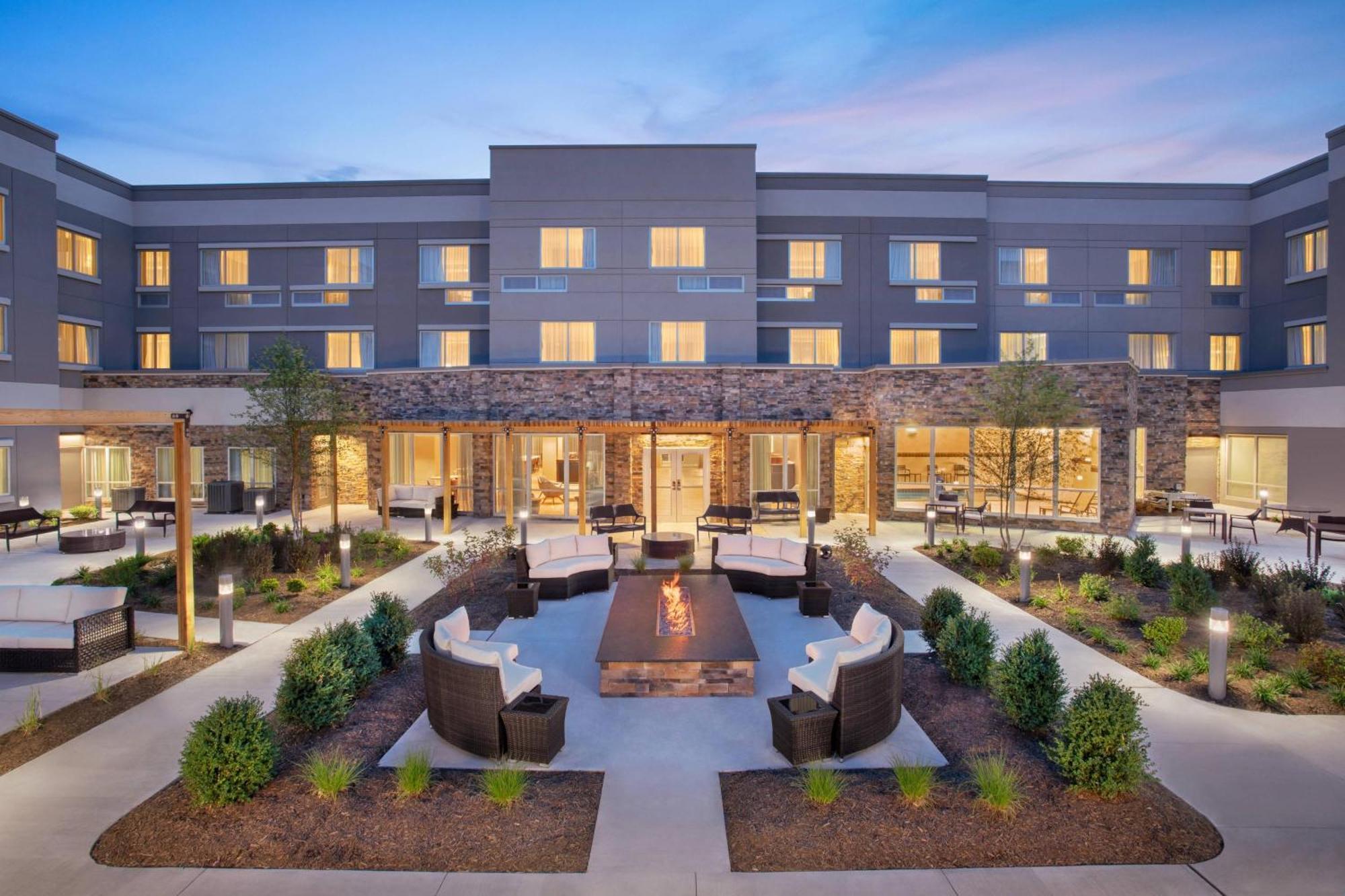 Отель Courtyard By Marriott Wayne Fairfield Экстерьер фото